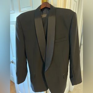 Sleek Neil Allyn Men’s Black Tuxedo